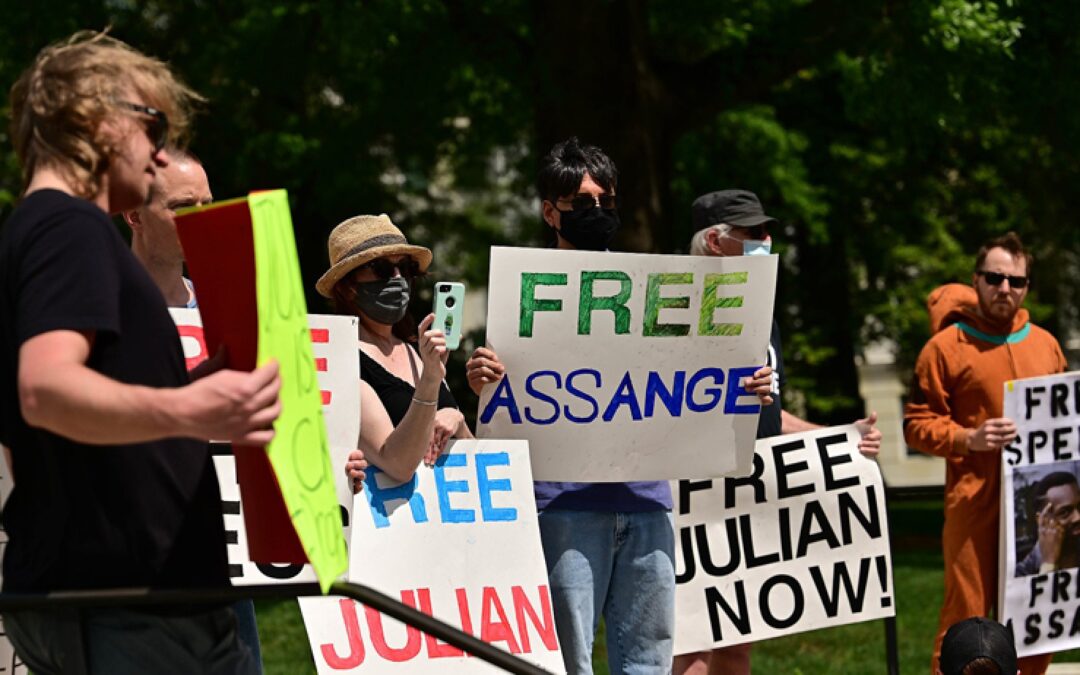 Le père de Julian Assange parle du combat de son fils